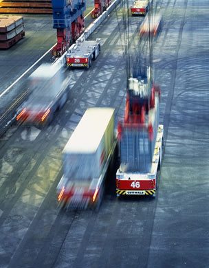Autonom fahrende Fahrzeuge (AGV) auf dem Container Terminal Altenwerder. © Dominik Reipka Fotograf Hamburg