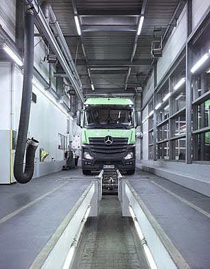 Daimler Benz Actros in einer LKW Werkstatt. © Dominik Reipka professioneller Industriefotograf Hamburg