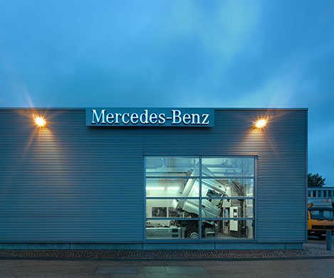 Aussenansicht einer Mercedes Benz LKW Werkstatt © Dominik Reipka professionelle Industriefotografie Hamburg
