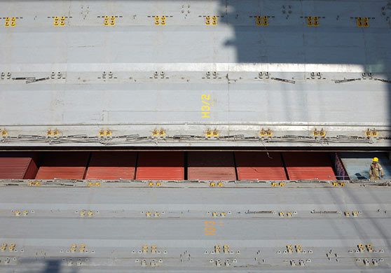 Docker on container vessel. © Dominik Reipka professional business photos, Hamburg, Germany.