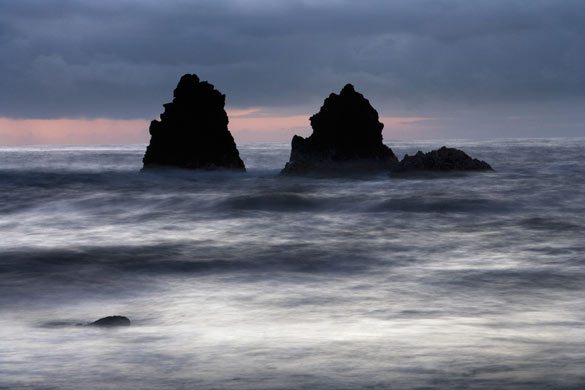 Kunstfotografie von zwei Felsen in der Brandung des Pazifischen Ozeans, Hawaii. © Dominik Reipka Fotograf