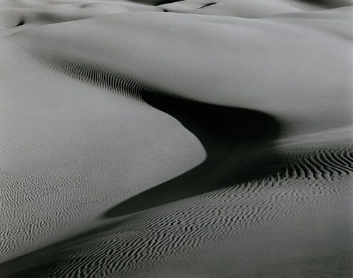 Schwarz Weiss Fotografie von einer Sanddünenformation in der Westsahara, Marokko. © Dominik Reipka professioneller Fotograf Hamburg, Deutschland