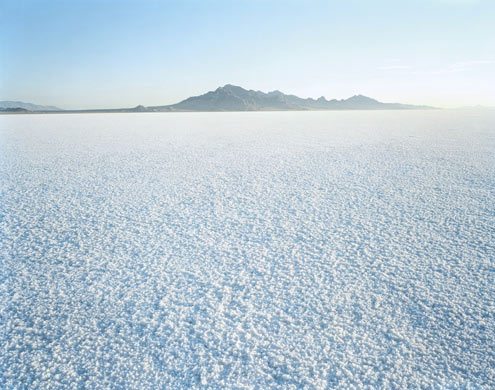 Berge in der scheinbar endlosen Weite eines Salzsees in Utah, USA. © Dominik Reipka Fotograf Hamburg, Deutschland.