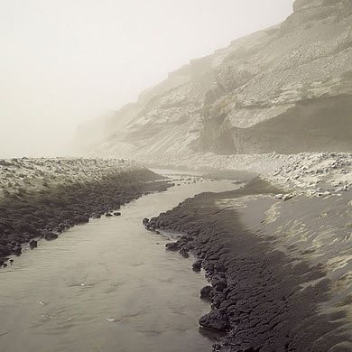Kunstfotografie von einer mit Vulkanasche bedeckten Landschaft am Fuss der isländischen Hochebene. © Dominik Reipka Fotograf